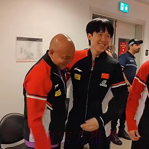 我们的故事 | 亚运男足小将亲吻护腿板告慰已故队友:替他实现国家队梦想 我们的故事 | 亚运男足小将亲吻护腿板告慰已故队友:替他实现国家队梦想